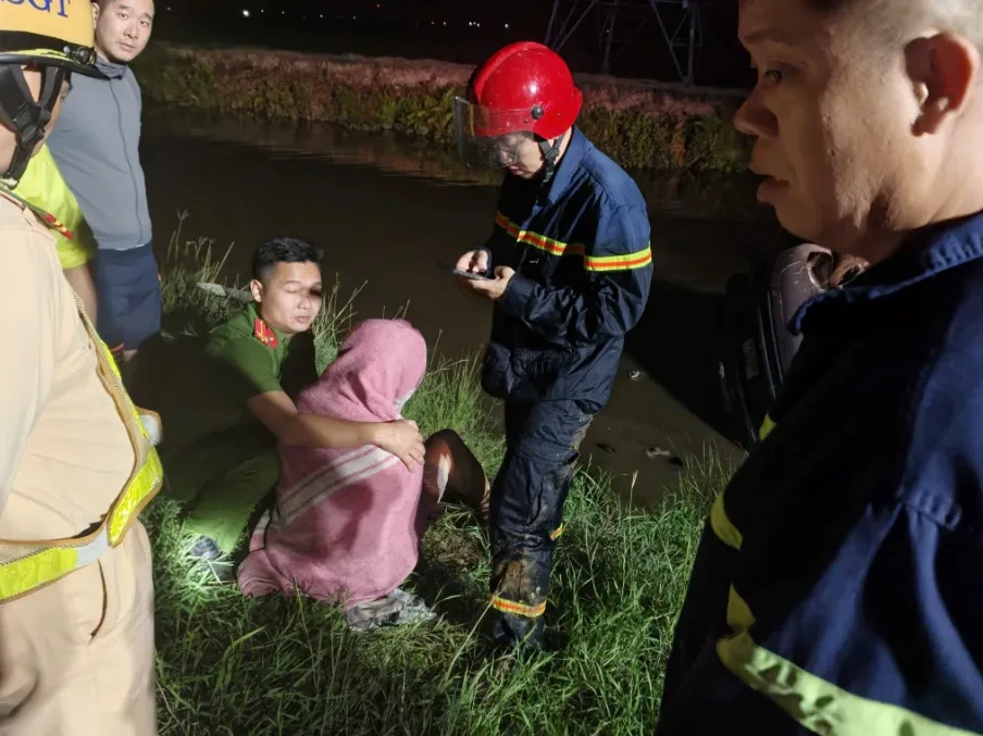 Giải cứu người đàn ông mắc kẹt trong ô tô lật dưới mương lúc rạng sáng Giải cứu người đàn ông mắc kẹt trong ô tô lật dưới mương lúc rạng sáng