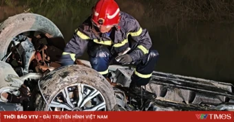 Giải cứu người đàn ông mắc kẹt trong ô tô lật dưới mương lúc rạng sáng