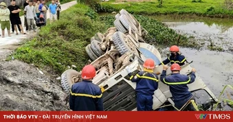 Giải cứu người đàn ông mắc kẹt trong xe trộn bê tông bị lật xuống ao
