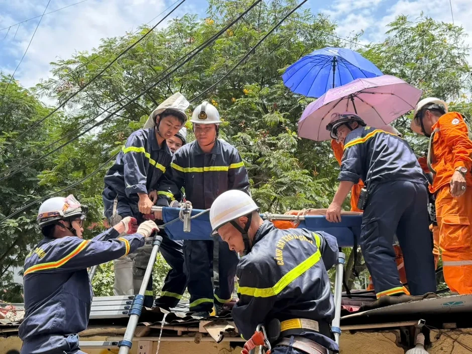 Giải cứu người đàn ông nghi bị tai biến, mắc kẹt trên mái nhà ở Hà Nội Giải cứu người đàn ông nghi bị tai biến, mắc kẹt trên mái nhà ở Hà Nội