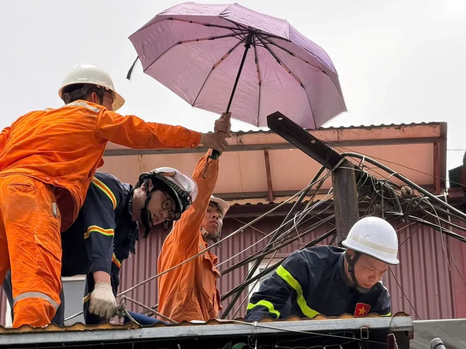 Giải cứu người đàn ông nghi bị tai biến, mắc kẹt trên mái nhà ở Hà Nội Giải cứu người đàn ông nghi bị tai biến, mắc kẹt trên mái nhà ở Hà Nội