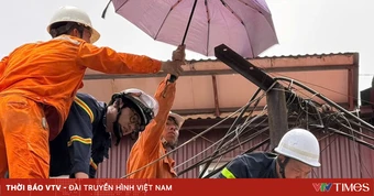 Giải cứu người đàn ông nghi bị tai biến, mắc kẹt trên mái nhà ở Hà Nội