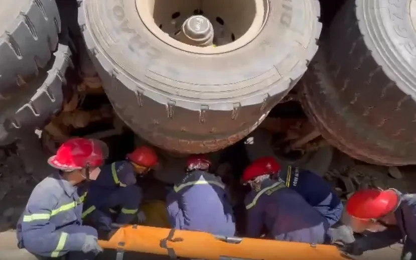 Giải cứu người mắc kẹt dưới bánh xe đầu kéo sau tai nạn ở Sơn La Giải cứu người mắc kẹt dưới bánh xe đầu kéo sau tai nạn ở Sơn La