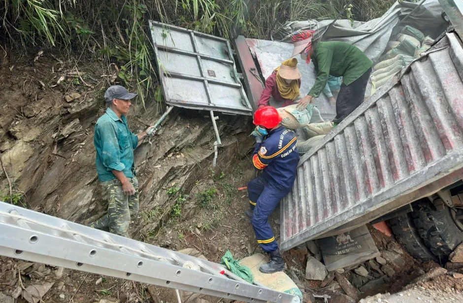 Giải cứu người mắc kẹt dưới bánh xe đầu kéo sau tai nạn ở Sơn La Giải cứu người mắc kẹt dưới bánh xe đầu kéo sau tai nạn ở Sơn La