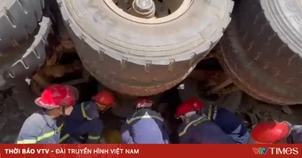 Giải cứu người mắc kẹt dưới bánh xe đầu kéo sau tai nạn ở Sơn La