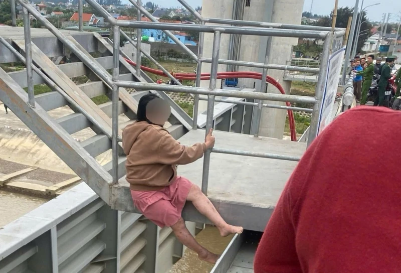 Giải cứu người phụ nữ có ý định quyên sinh trên cầu Cống Lèn Giải cứu người phụ nữ có ý định quyên sinh trên cầu Cống Lèn