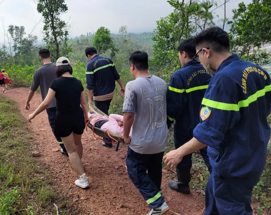 Giải cứu người phụ nữ trượt ngã, nghi gãy chân trên núi Sơn Đào (Hải Phòng) Giải cứu người phụ nữ trượt ngã, nghi gãy chân trên núi Sơn Đào (Hải Phòng)