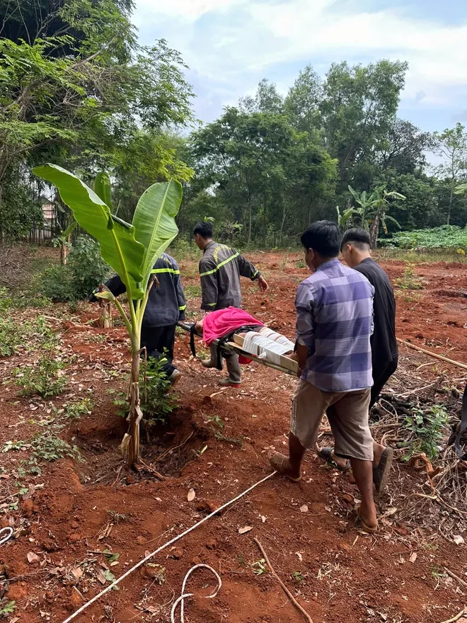 Giải cứu người rơi giếng sâu 35m ở TP Hồ Chí Minh Giải cứu người rơi giếng sâu 35m ở TP Hồ Chí Minh