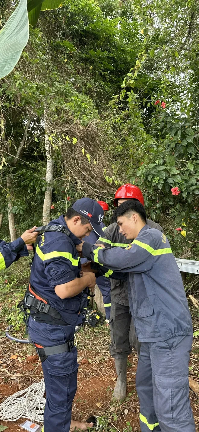 Giải cứu người rơi giếng sâu 35m ở TP Hồ Chí Minh Giải cứu người rơi giếng sâu 35m ở TP Hồ Chí Minh