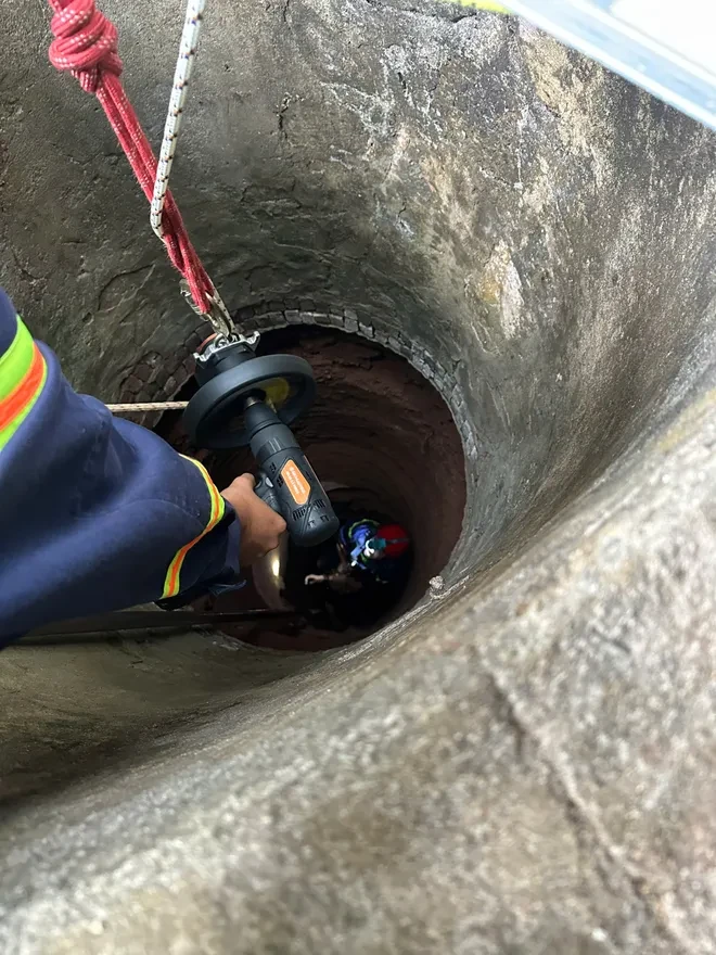 Giải cứu người rơi giếng sâu 35m ở TP Hồ Chí Minh Giải cứu người rơi giếng sâu 35m ở TP Hồ Chí Minh