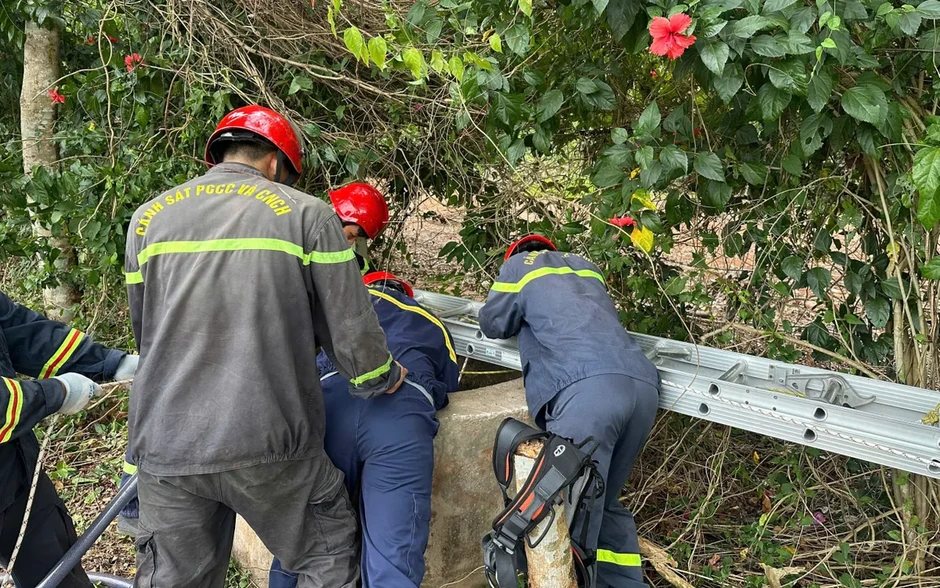 Giải cứu người rơi giếng sâu 35m ở TP Hồ Chí Minh Giải cứu người rơi giếng sâu 35m ở TP Hồ Chí Minh