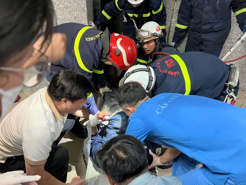 Giải cứu nhân viên bảo trì mắc kẹt dưới giếng thang máy ở Hà Nội Giải cứu nhân viên bảo trì mắc kẹt dưới giếng thang máy ở Hà Nội