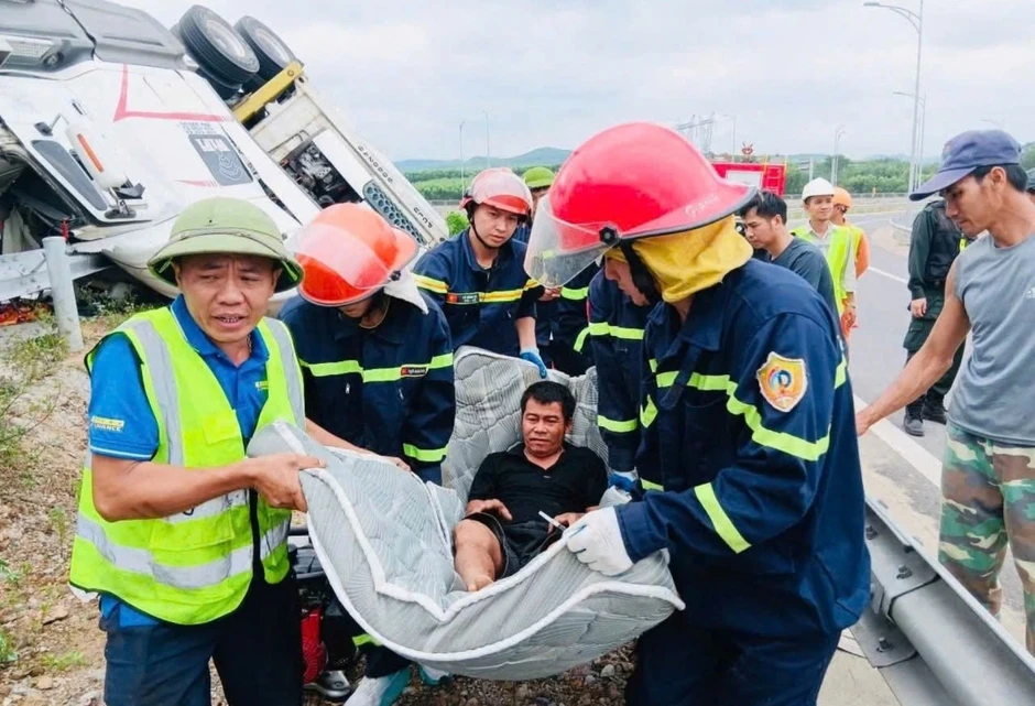 Giải cứu tài xế mắc kẹt sau vụ lật xe đầu kéo trên cao tốc ở Quảng Trị Giải cứu tài xế mắc kẹt sau vụ lật xe đầu kéo trên cao tốc ở Quảng Trị