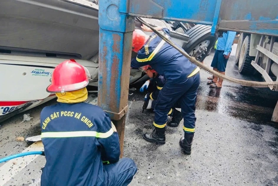 Giải cứu tài xế mắc kẹt sau vụ lật xe đầu kéo trên cao tốc ở Quảng Trị Giải cứu tài xế mắc kẹt sau vụ lật xe đầu kéo trên cao tốc ở Quảng Trị
