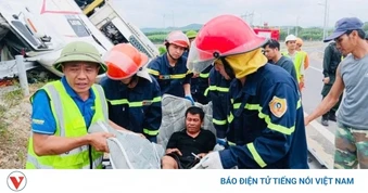 Giải cứu tài xế mắc kẹt sau vụ lật xe đầu kéo trên cao tốc ở Quảng Trị