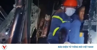 Giải cứu tài xế mắc kẹt trong cabin sau va chạm trên cao tốc Phan Thiết-Dầu Giây