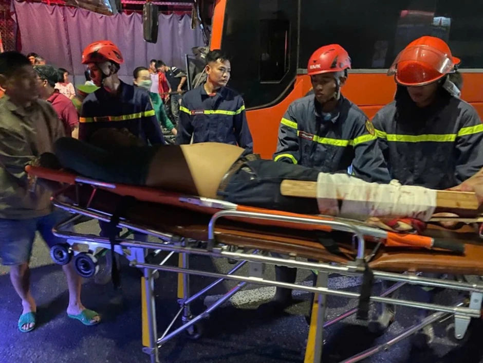 Giải cứu tài xế xe khách mắc kẹt trong cabin sau khi tông đuôi xe đầu kéo Giải cứu tài xế xe khách mắc kẹt trong cabin sau khi tông đuôi xe đầu kéo