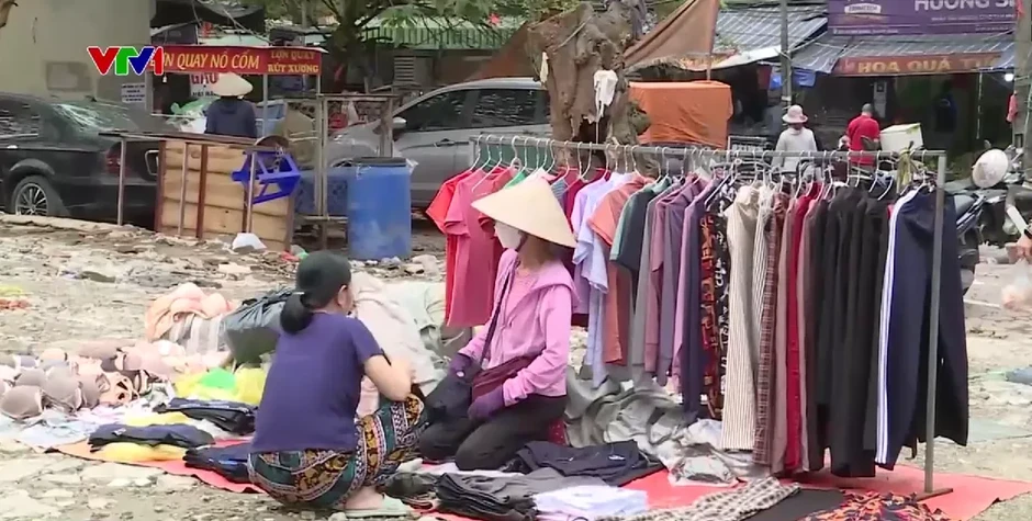 Giải tỏa chợ cóc: Bài toán sinh kế và trật tự đô thị còn nhiều thách thức Giải tỏa chợ cóc: Bài toán sinh kế và trật tự đô thị còn nhiều thách thức