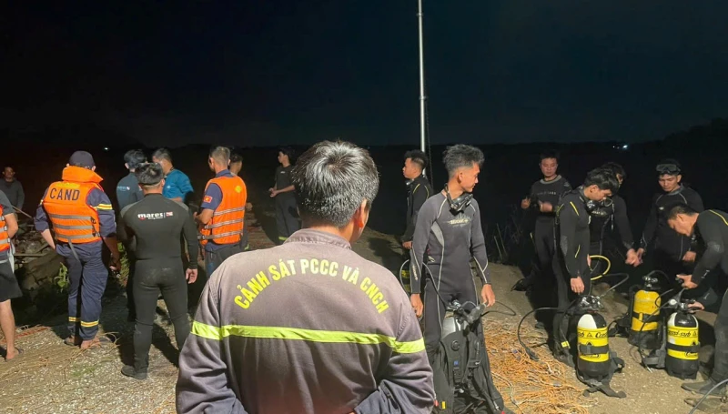 Giám đốc người nước ngoài đuối nước khi chèo thuyền SUP ở hồ Đá Đen