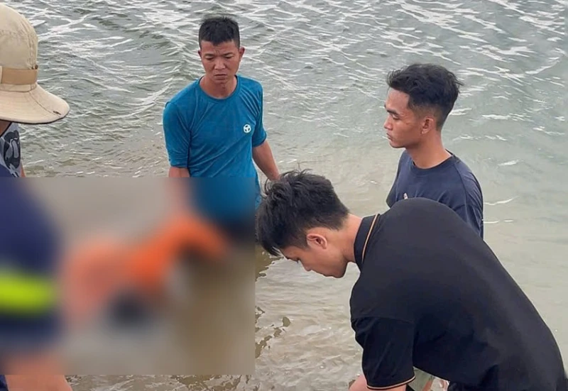 Giám đốc người nước ngoài đuối nước khi chèo thuyền SUP ở hồ Đá Đen