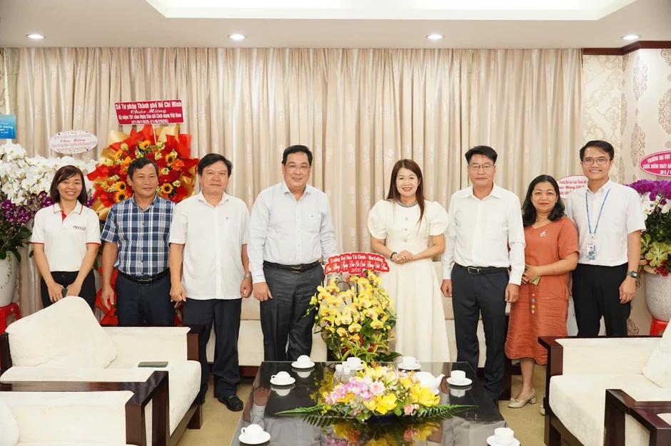 Giám đốc Sở Tư pháp TP.HCM chúc mừng báo Pháp Luật TP.HCM nhân ngày 21-6