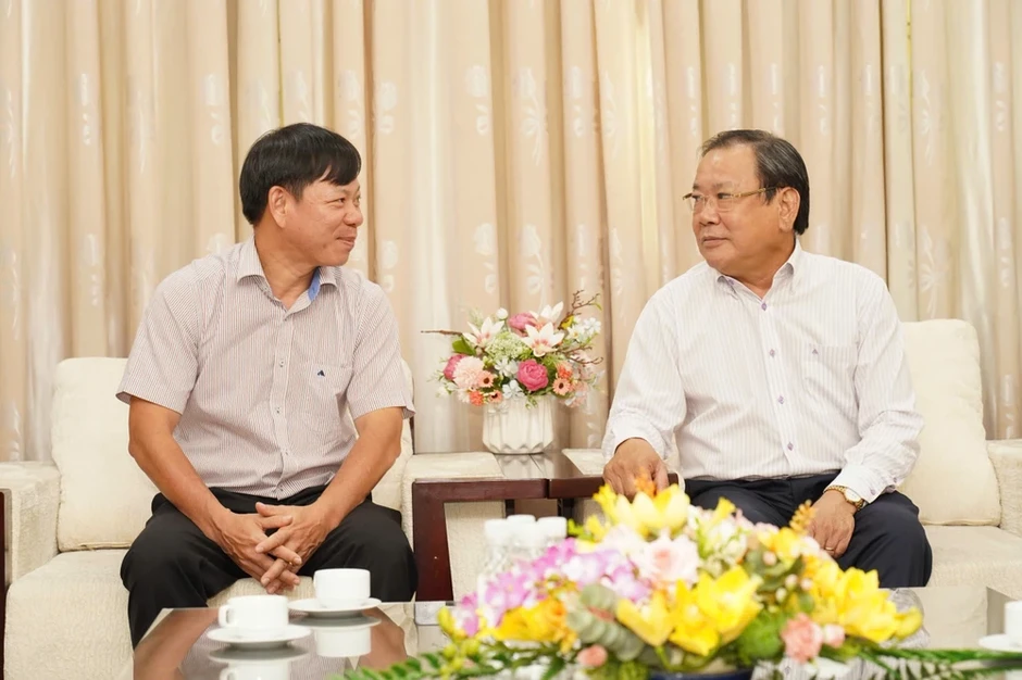 Giám đốc Sở Tư pháp TP.HCM chúc mừng báo Pháp Luật TP.HCM nhân ngày 21-6