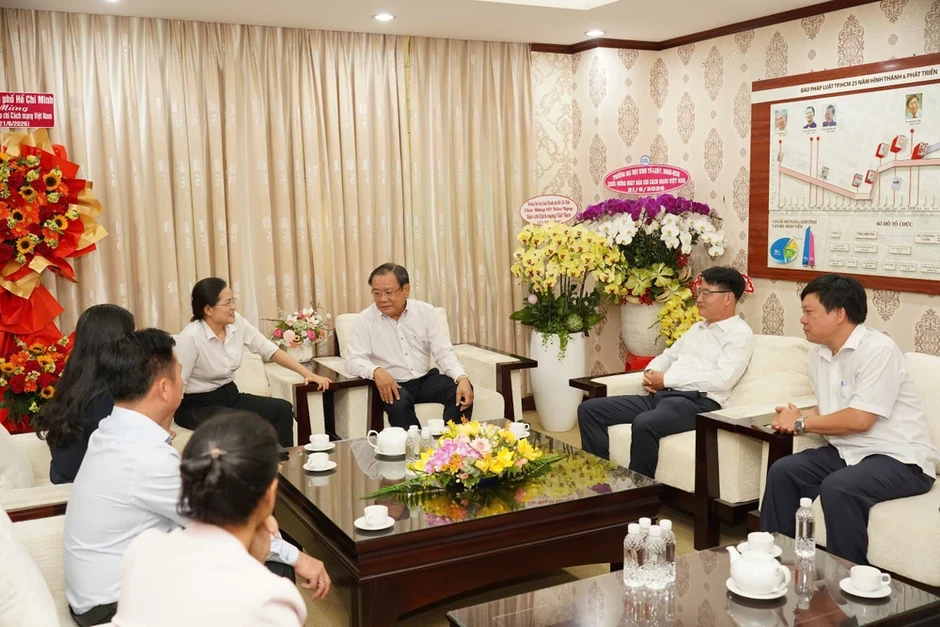 Giám đốc Sở Tư pháp TP.HCM chúc mừng báo Pháp Luật TP.HCM nhân ngày 21-6