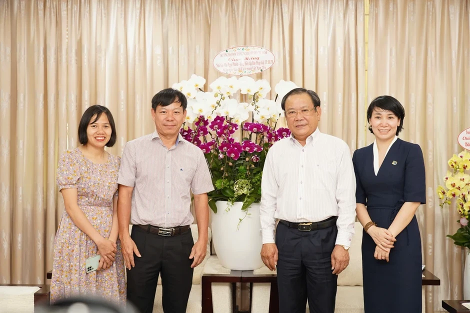 Giám đốc Sở Tư pháp TP.HCM chúc mừng báo Pháp Luật TP.HCM nhân ngày 21-6