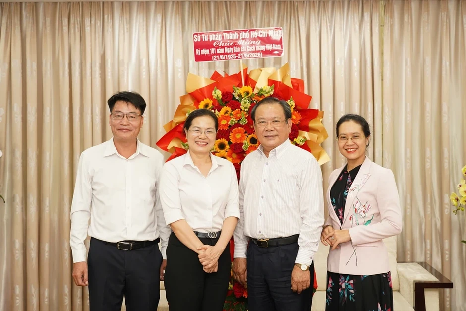 Giám đốc Sở Tư pháp TP.HCM chúc mừng báo Pháp Luật TP.HCM nhân ngày 21-6