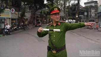 Giao thông thông suốt trong ngày đầu cấm phương tiện qua cầu Long Biên