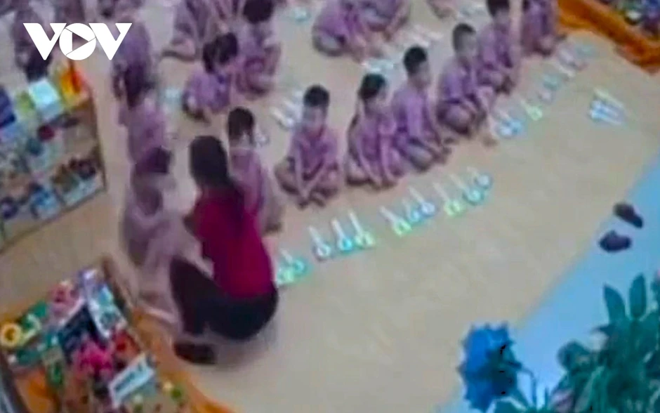 Giáo viên mầm non bị tố “tác động” vào đầu trẻ ở Hà Tĩnh Giáo viên mầm non bị tố “tác động” vào đầu trẻ ở Hà Tĩnh