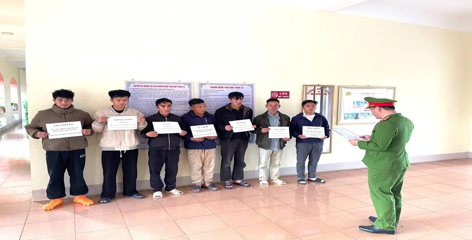 Giáo viên tiểu học tham gia đường dây mua bán 5 khẩu súng, 1.069 viên đạn