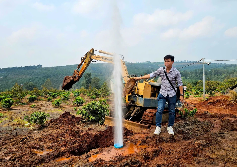 Giếng nước tự phun cực mạnh ở Gia Lai: Khuyến cáo không khoan quá sâu Giếng nước tự phun cực mạnh ở Gia Lai: Khuyến cáo không khoan quá sâu