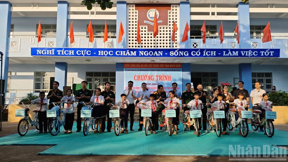 Gieo sinh kế trên vùng đất sau lũ Gieo sinh kế trên vùng đất sau lũ