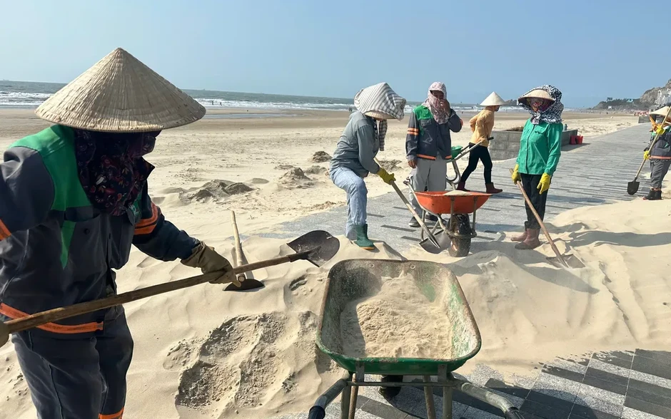 Gió chướng thổi mạnh, cát biển phủ kín Bãi Sau ở TP Hồ Chí Minh Gió chướng thổi mạnh, cát biển phủ kín Bãi Sau ở TP Hồ Chí Minh