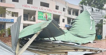 Giông lốc cuốn bay mái trường tiểu học ở Đồng Nai