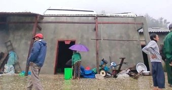 Giông lốc kèm mưa đá ở Tuyên Quang, nhiều nhà dân tốc mái