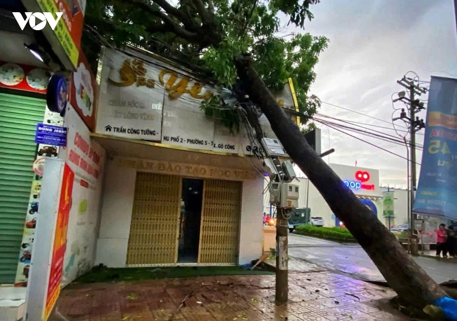 Giông lốc ở Đồng Tháp gây thiệt hại 46 căn nhà, một người tử vong Giông lốc ở Đồng Tháp gây thiệt hại 46 căn nhà, một người tử vong