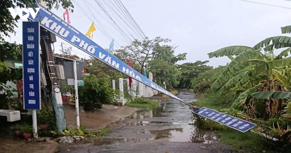 Giông lốc ở Đồng Tháp gây thiệt hại 46 căn nhà, một người tử vong Giông lốc ở Đồng Tháp gây thiệt hại 46 căn nhà, một người tử vong