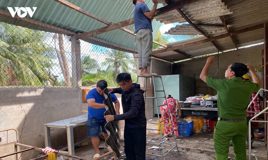 Giông lốc ở Đồng Tháp gây thiệt hại 46 căn nhà, một người tử vong Giông lốc ở Đồng Tháp gây thiệt hại 46 căn nhà, một người tử vong