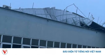 Giông lốc thổi mạnh bung mái trung tâm y tế ở TP.HCM