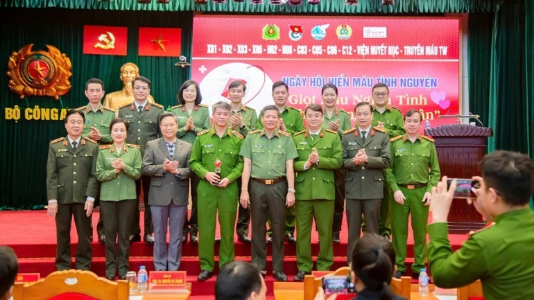 Giọt máu nghĩa tình, sự sẻ chia từ trái tim người lính Giọt máu nghĩa tình, sự sẻ chia từ trái tim người lính
