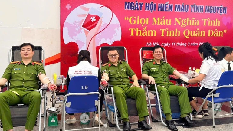 Giọt máu nghĩa tình, sự sẻ chia từ trái tim người lính Giọt máu nghĩa tình, sự sẻ chia từ trái tim người lính