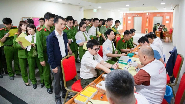 Giọt máu nghĩa tình, sự sẻ chia từ trái tim người lính Giọt máu nghĩa tình, sự sẻ chia từ trái tim người lính