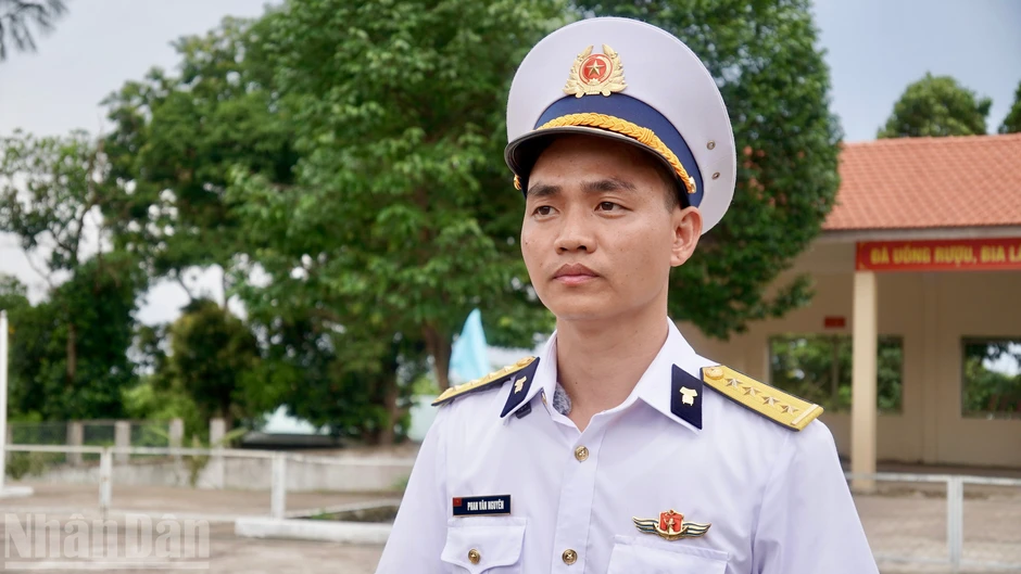 Giữ con chữ giữa đảo tiền tiêu Hòn Chuối Giữ con chữ giữa đảo tiền tiêu Hòn Chuối