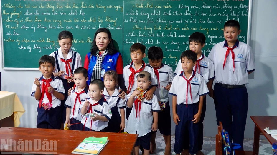 Giữ con chữ giữa đảo tiền tiêu Hòn Chuối Giữ con chữ giữa đảo tiền tiêu Hòn Chuối