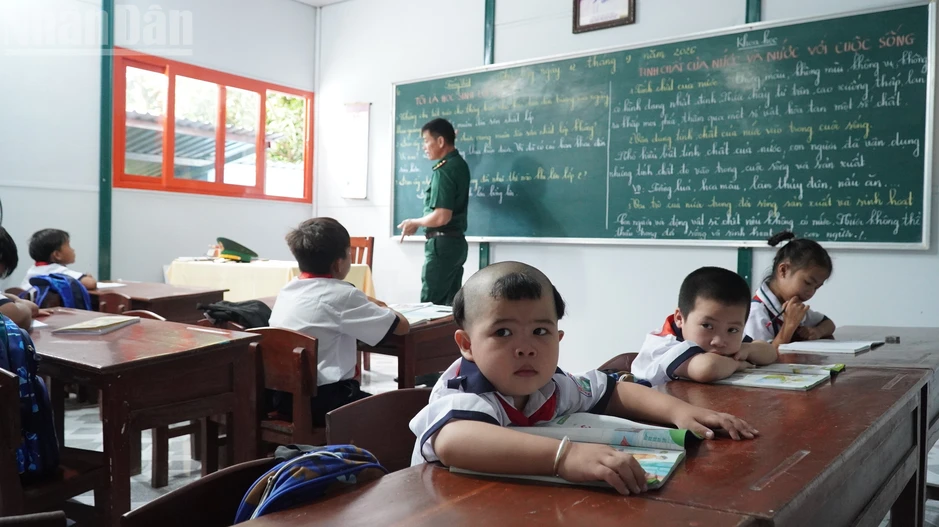Giữ con chữ giữa đảo tiền tiêu Hòn Chuối Giữ con chữ giữa đảo tiền tiêu Hòn Chuối