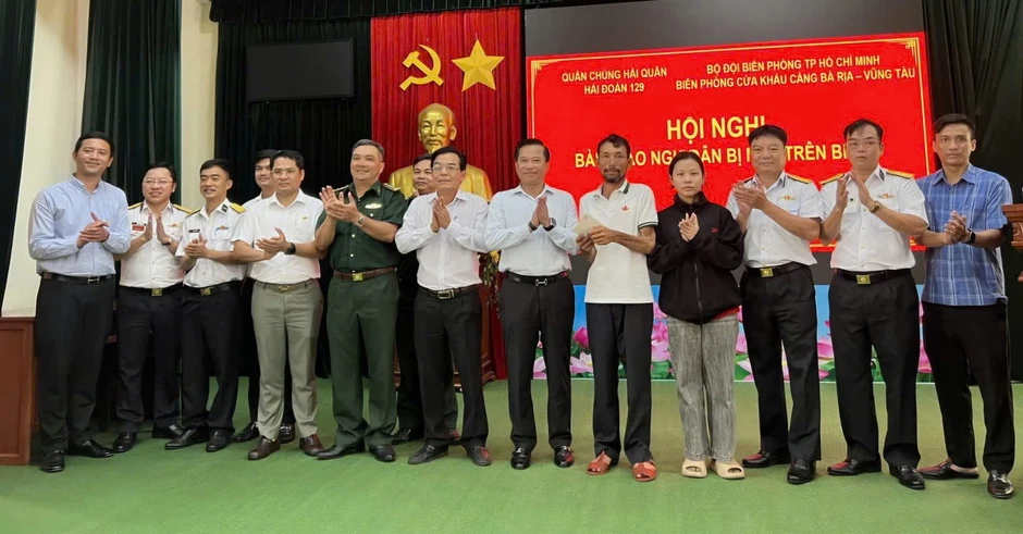 'Giữa biển khơi, ngư dân không bao giờ đơn độc' 'Giữa biển khơi, ngư dân không bao giờ đơn độc'
