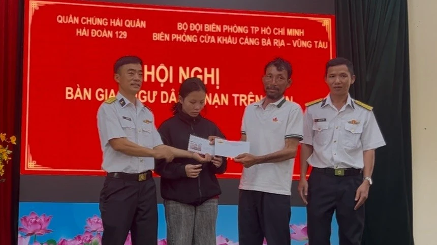 'Giữa biển khơi, ngư dân không bao giờ đơn độc' 'Giữa biển khơi, ngư dân không bao giờ đơn độc'