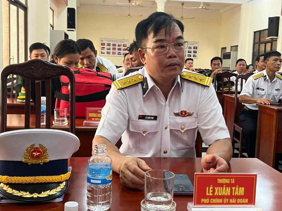 'Giữa biển khơi, ngư dân không bao giờ đơn độc' 'Giữa biển khơi, ngư dân không bao giờ đơn độc'